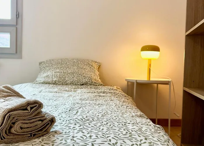 Lescale Des Artistes - Metro - Tramway - Aeroport