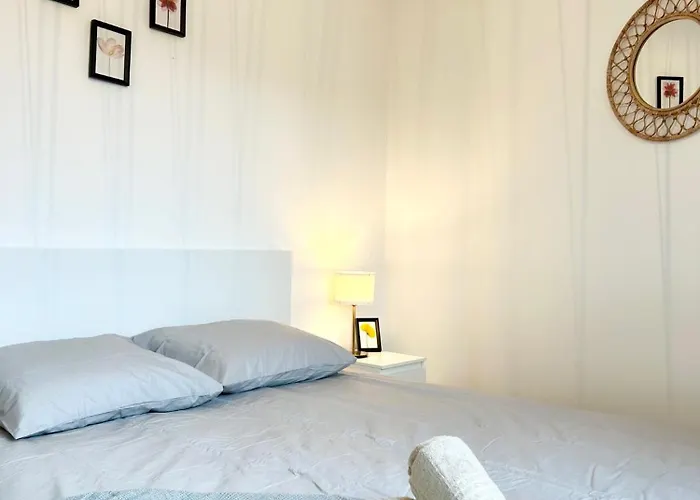 Lescale Des Artistes - Metro - Tramway - Aeroport Τουλούζη